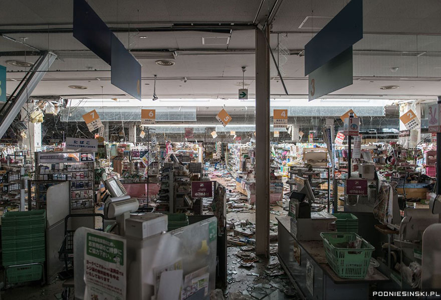 7-Another photo from within a supermarket feels eerily similar to those from post-apocalyptic movies