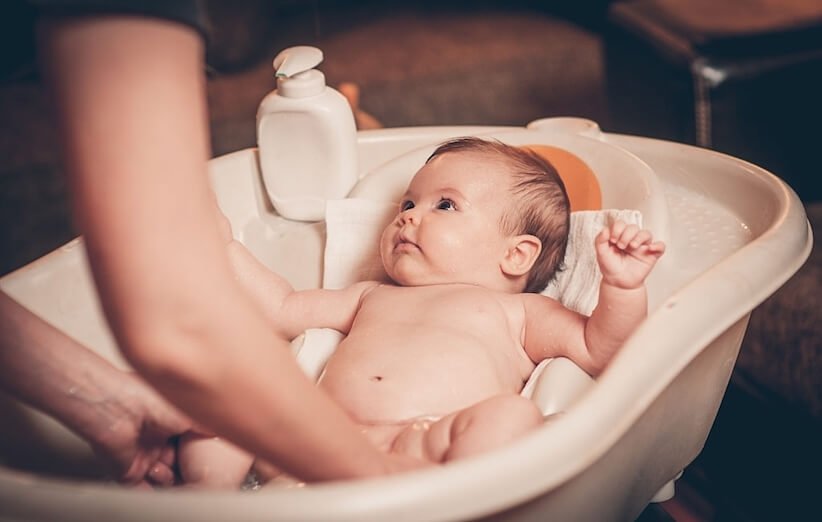 نوزاد تازه متولد شده - اولین حمام