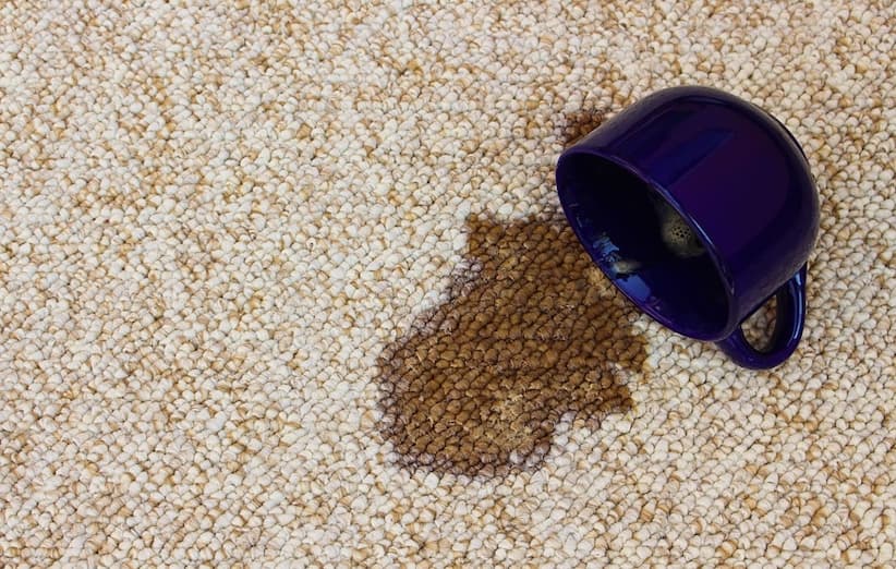 پاک کردن لکه‌ی چای از روی فرش یا خوشخواب
