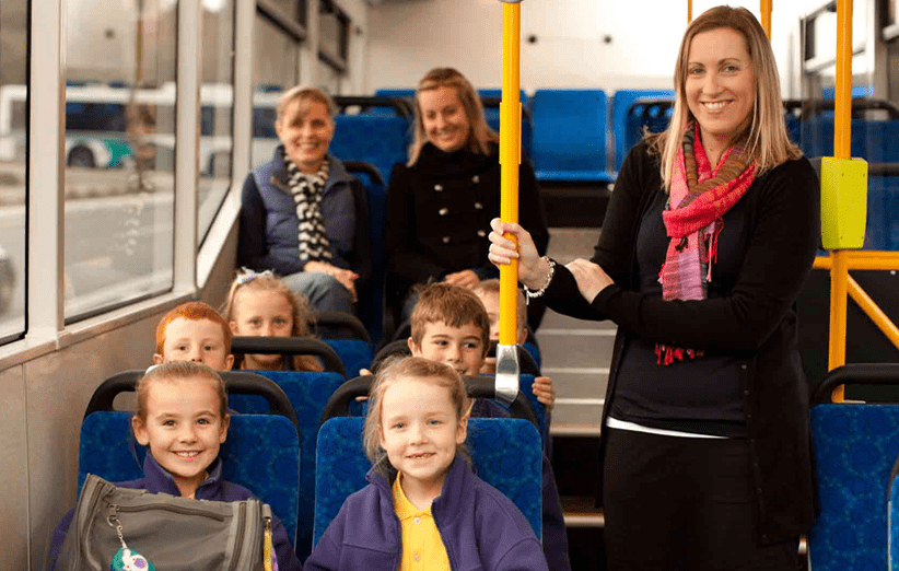 تصویر چند بچه سوار بر اتوبوس
