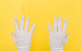 معرفی انواع دستکش طبی و غیرطبی همراه با کاربردهای آن‌ها