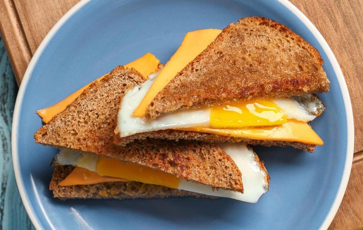 ساندویچ تخم مرغ و پنیر - غذای ساده برای کمپینگ