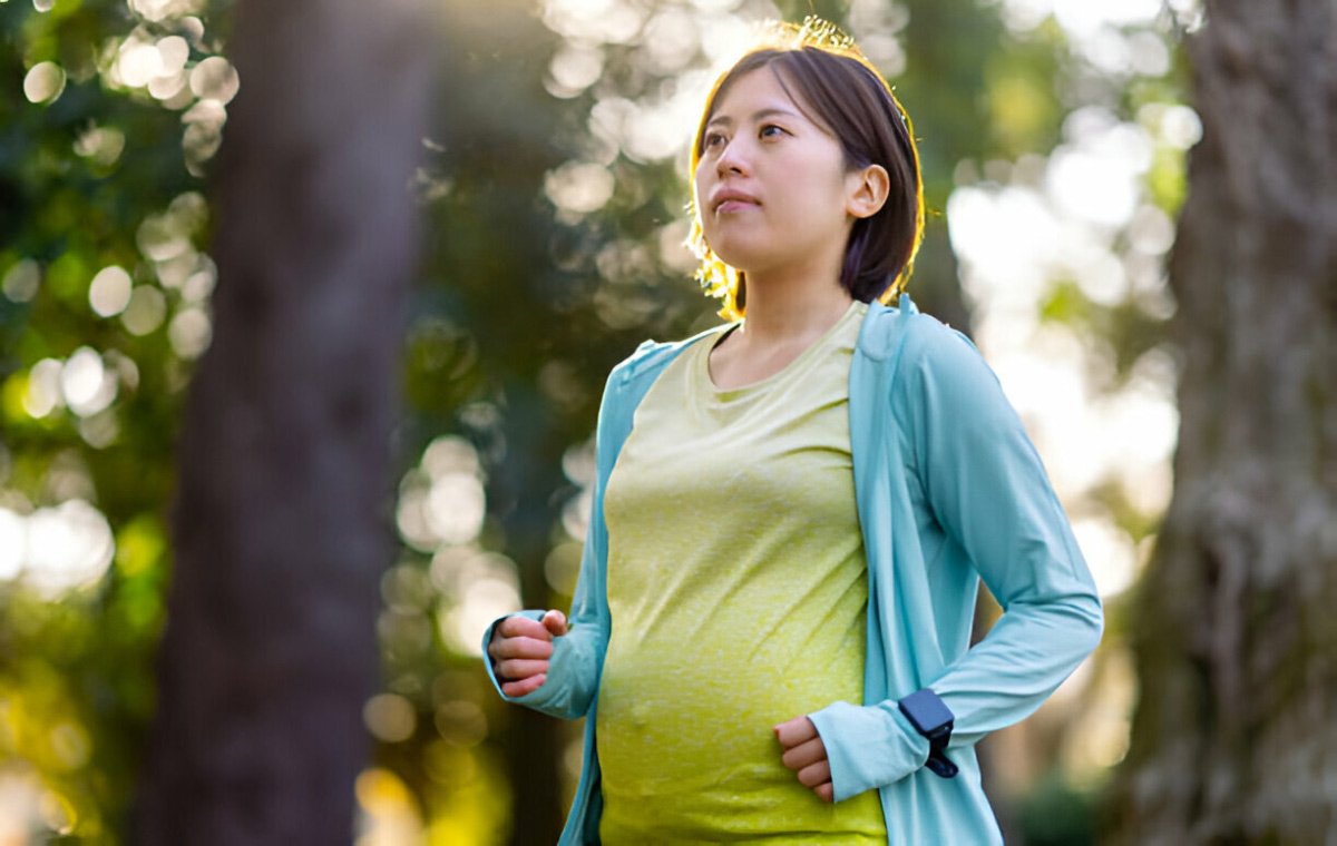 پیاده‌روی در بارداری و یک زن جوان که در پارک راه می‌رود