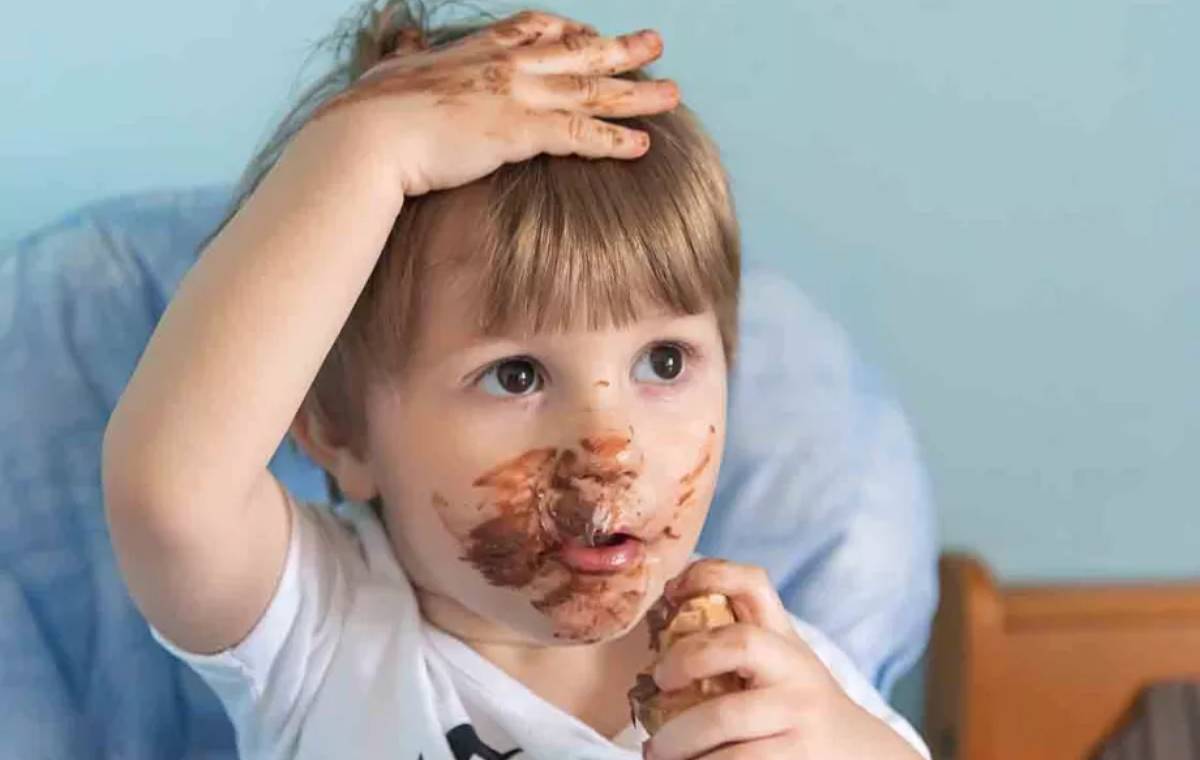 شکلات خوردن کودک