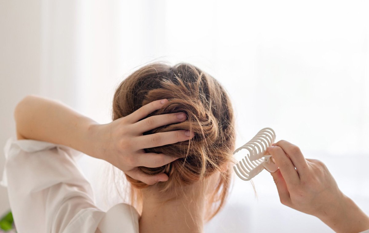 جداکردن گره مو یکی از مهم ترین مراحل روتین مراقبت از مو در تابستان