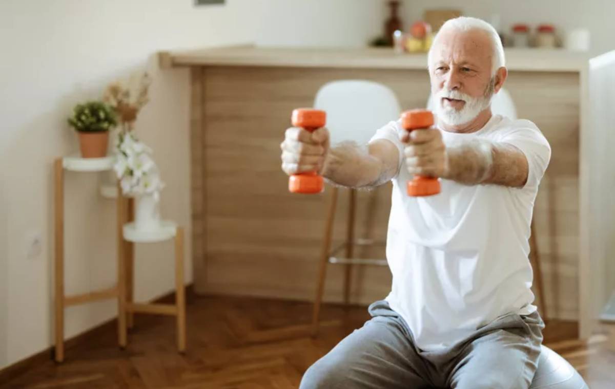 مرد سالخورده‌ای در حال ورزش