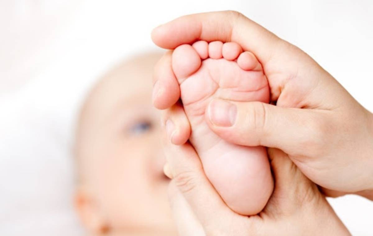 ماساژ دادن کف پای نوزاد 