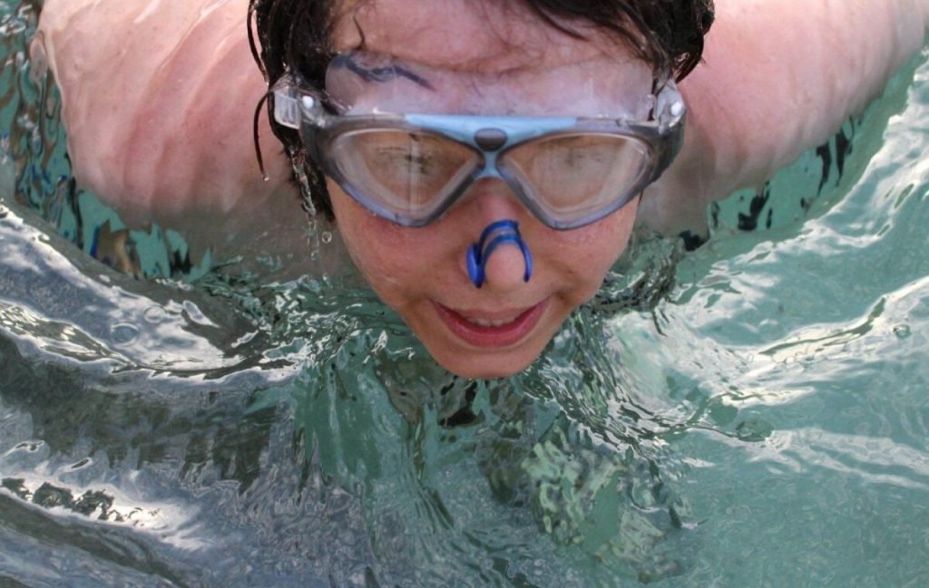 گیره بینی از لوازم مورد نیاز شنا