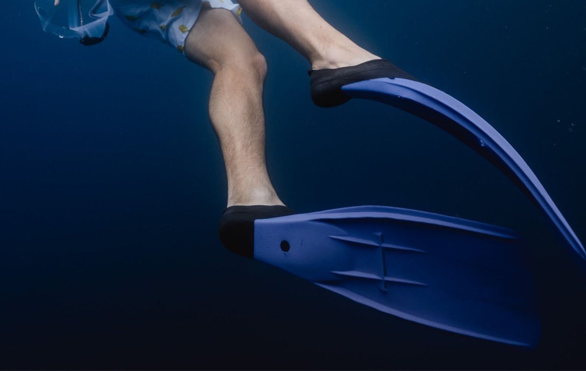 استفاده از فین‌های شنا به شما کمک می‌کند تا در آب سریع‌تر حرکت کنید