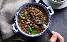 یک ظرف از عدسی داغ و خوشمزه