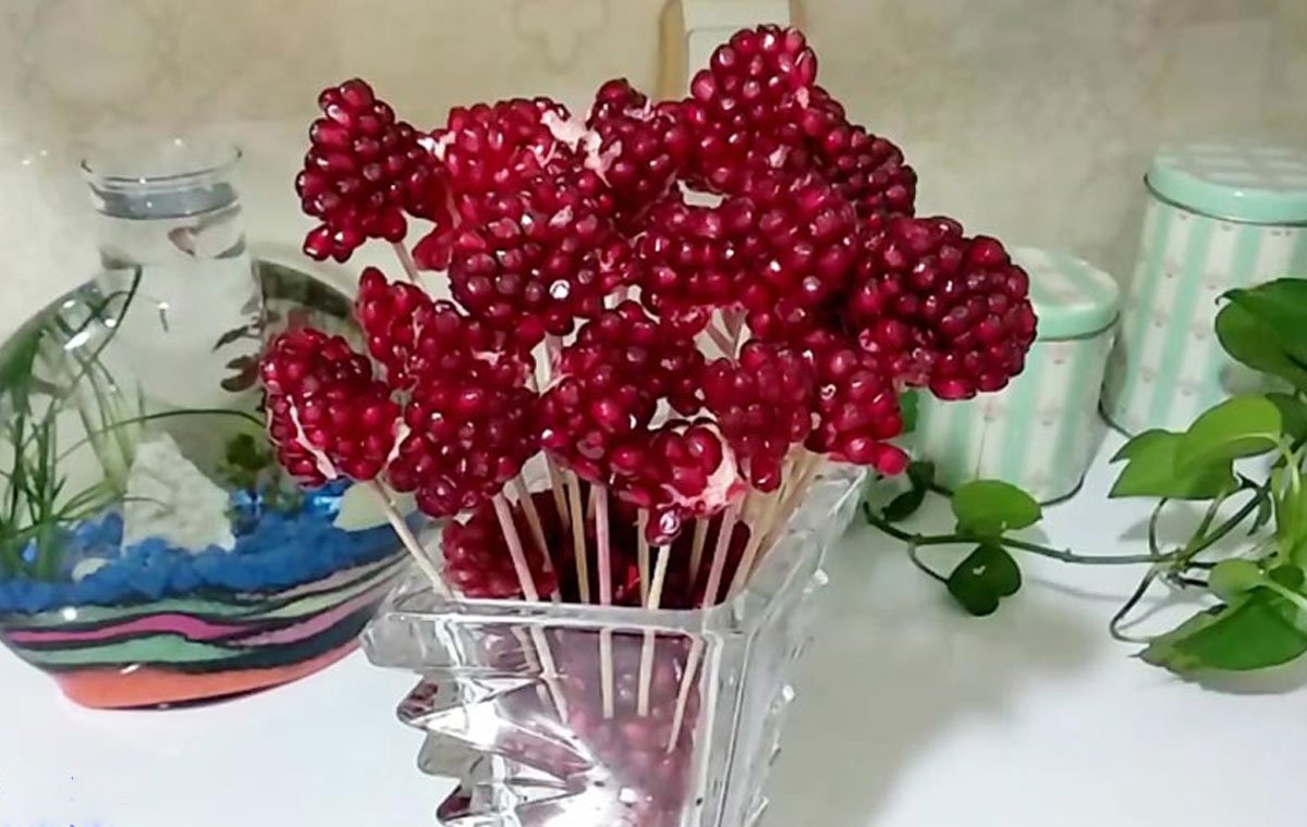 تزیین انار شب یلدا با سیخ چوبی برای مدرسه